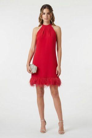 vestido corto rojo de fiesta con detalle de lazo en cuello halter y plumas en el bajo.