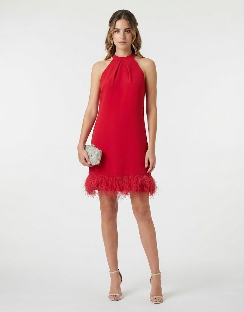 vestido corto rojo de fiesta con detalle de lazo en cuello halter y plumas en el bajo.