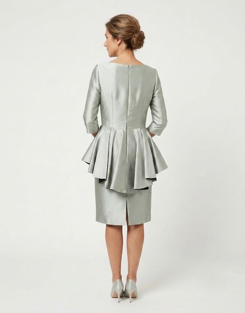 Vista posterior de un conjunto midi plateado con diseño peplum y acabado minimalista.