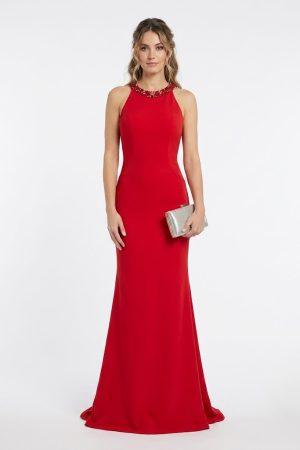 vestido de fiesta largo rojo de cuello halter y clutch plateado.