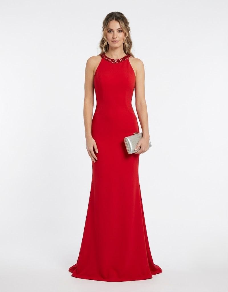 vestido de fiesta largo rojo de cuello halter y clutch plateado.