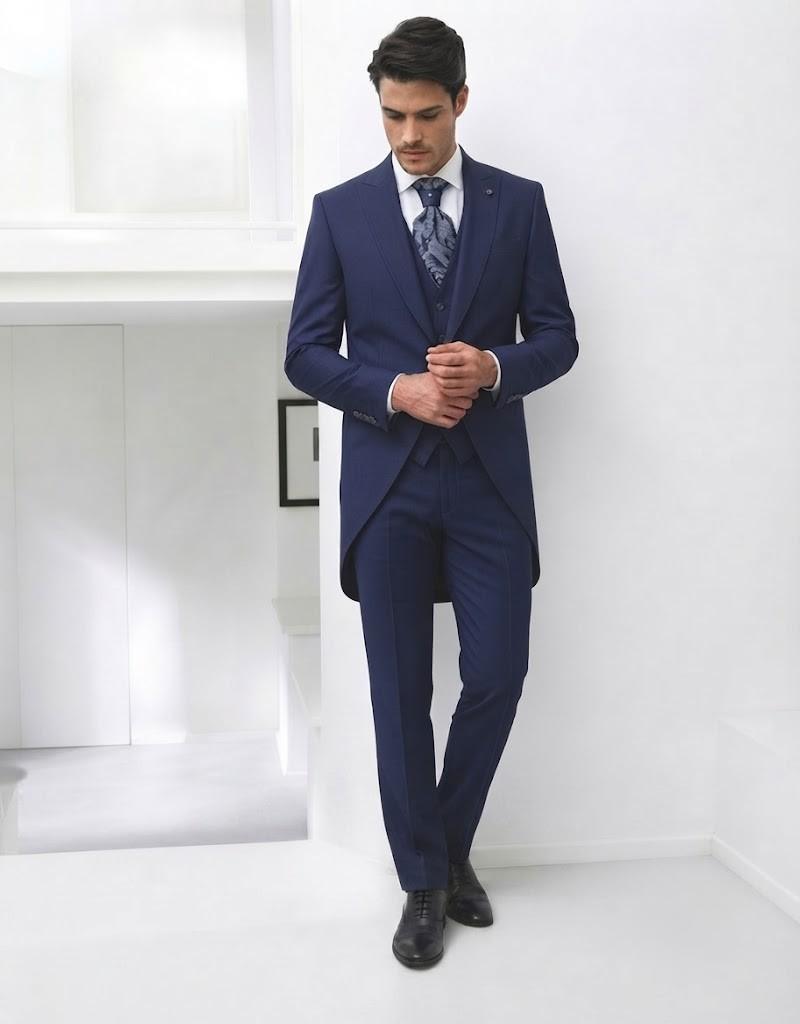 Traje de novio azul marino satinado en talla 60