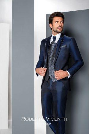 Traje de novio azul marino oscuro en talla 60 con chaleco gris cruzado y corbatón