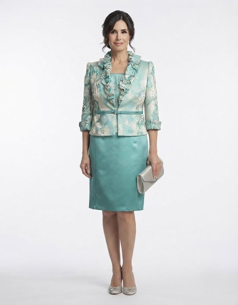 Modelo luciendo un conjunto midi turquesa con chaqueta de volantes a juego y estampado floral.