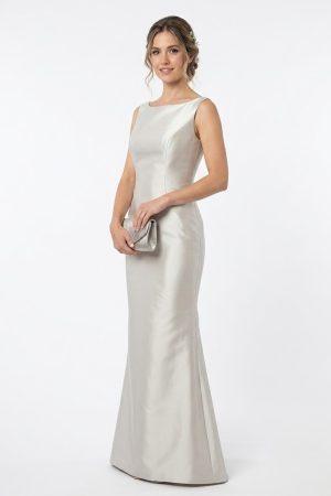 Vista frontal de modelo luciendo un vestido largo gris de fiesta satinado con corte elegante y minimalista.