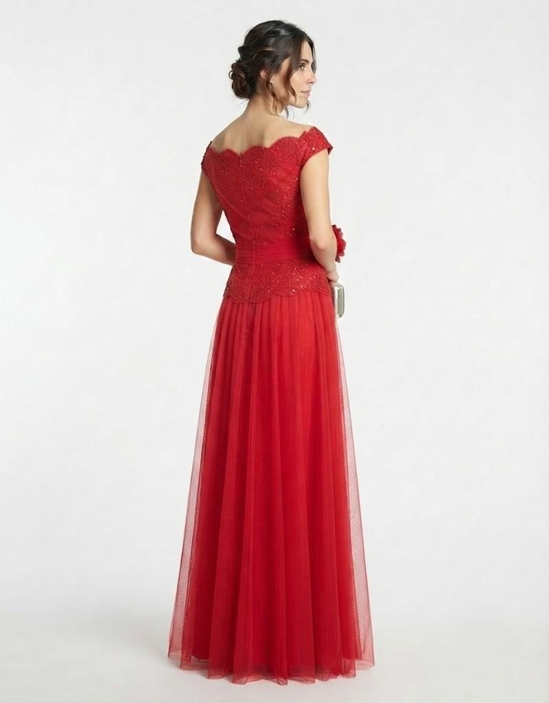 Vista trasera de un vestido largo de fiesta rojo con hombros descubiertos y falda fluida de tul.
