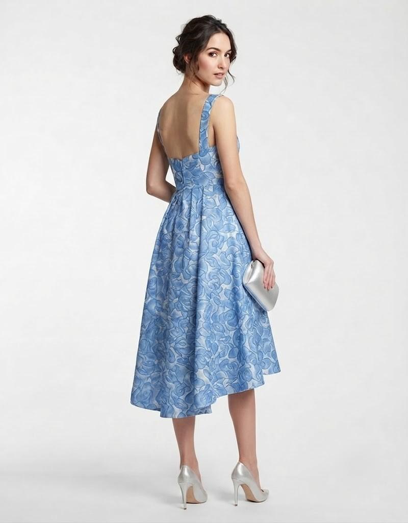 Vista trasera de un vestido midi de fiesta azul estampado con tirantes anchos y espalda descubierta.