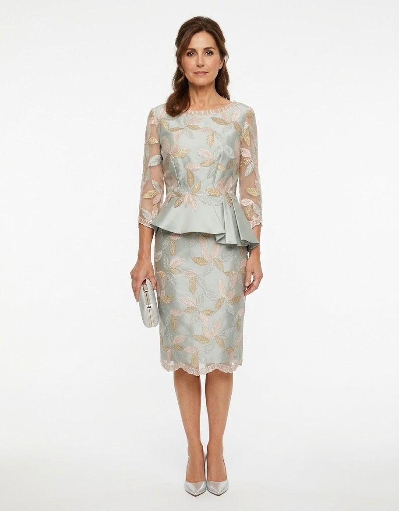 Vista frontal de conjunto midi con peplum y bordado floral en tonos suaves.