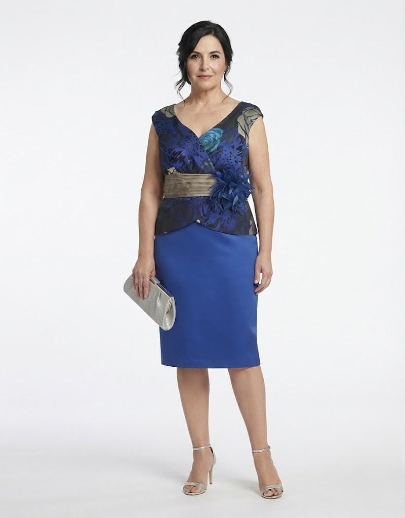 Conjunto de fiesta azul con top estampado y detalle floral