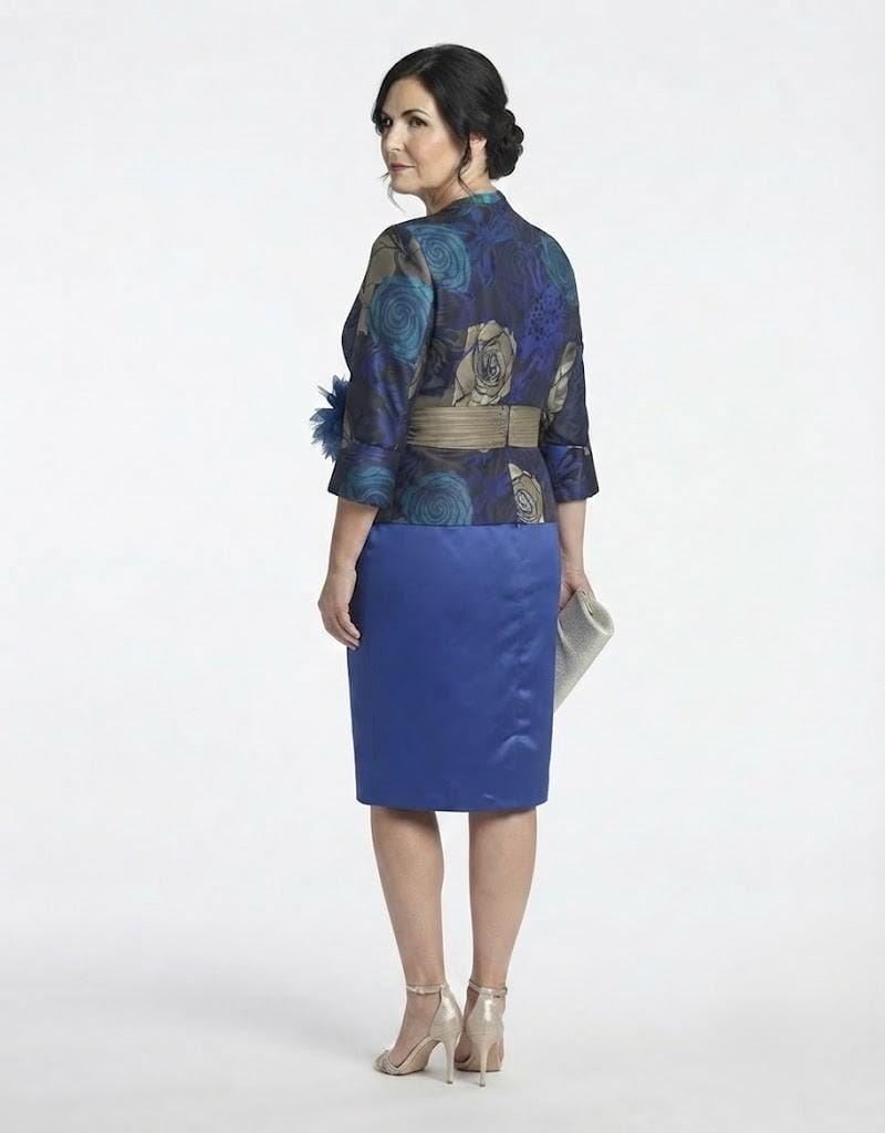 Conjunto de fiesta azul con chaqueta y top estampado