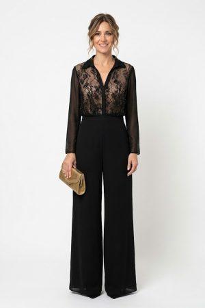 Vista frontal de modelo luciendo un mono largo negro de fiesta con cuello camisero, encaje transparente y pantalón ancho.