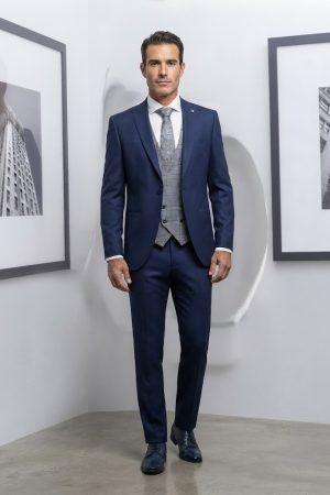 Novio o padrino luciendo un traje azul elegante con
