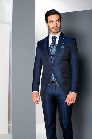Traje de novio azul marino satinado en talla 60 con chaleco estampado y corbatón