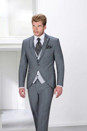 Traje de novio gris perla con chaleco a juego y corbata brocada en tono oscuro