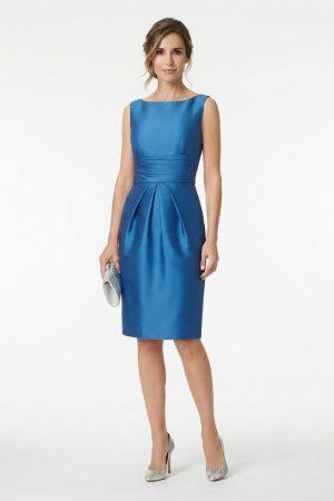 Modelo posando de frente con un vestido corto azul satinado, destacando el ajuste en cintura y el corte impecable.
