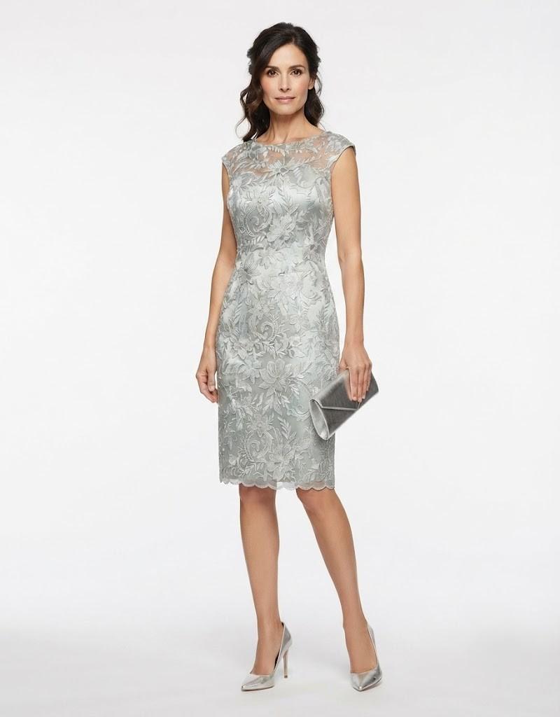 Modelo con vestido corto azul de ceremonia con bordados florales