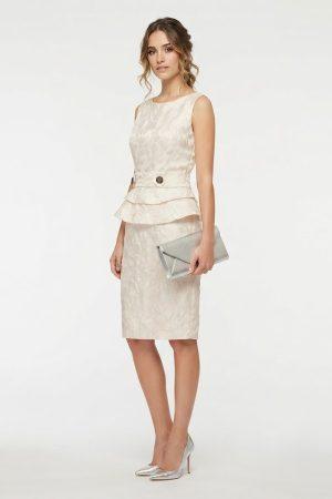 Modelo luciendo un elegante vestido corto marfil de ceremonia con detalle peplum
