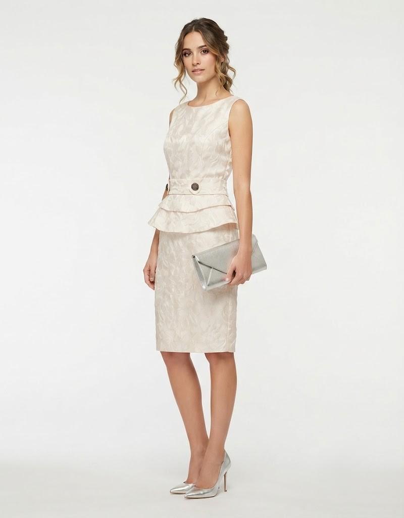 Modelo luciendo un elegante vestido corto marfil de ceremonia con detalle peplum