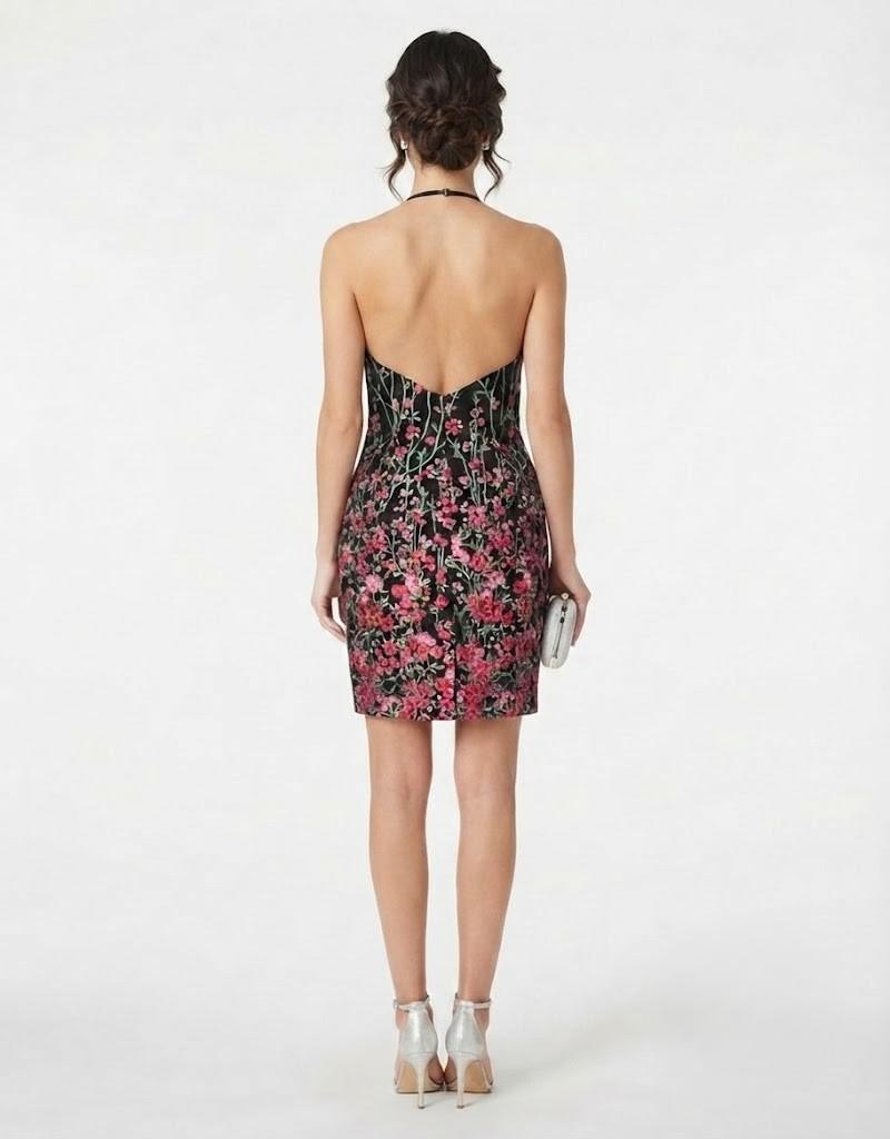 Vista posterior de un diseño corto con estampado floral y espalda descubierta con escote halter.