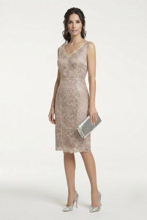 Modelo luciendo un elegante vestido corto nude y dorado de ceremonia con bordados florales.