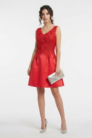 Modelo de pie luciendo vestido corto rojo de fiesta con cuerpo de encaje