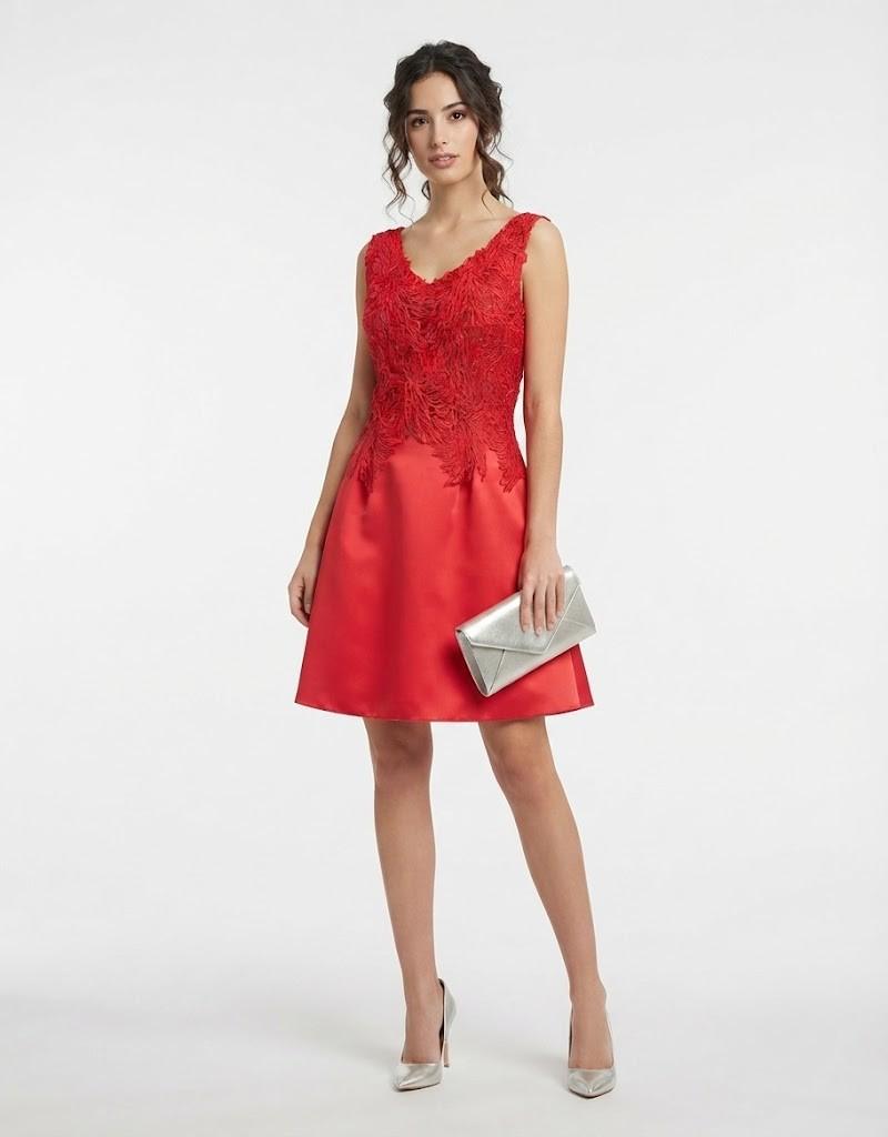 Modelo de pie luciendo vestido corto rojo de fiesta con cuerpo de encaje