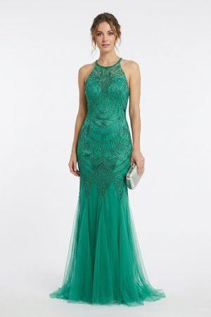 Vista frontal de modelo luciendo un vestido largo verde de fiesta con cuello halter y bordados de pedrería.