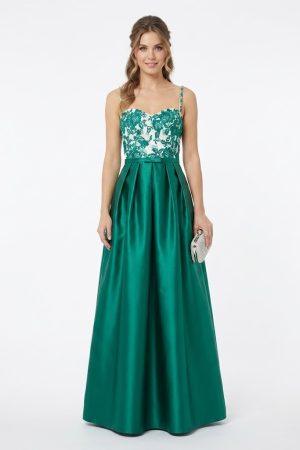 Vista frontal de modelo luciendo un vestido largo verde de fiesta con cuerpo de encaje bicolor y falda con vuelo.