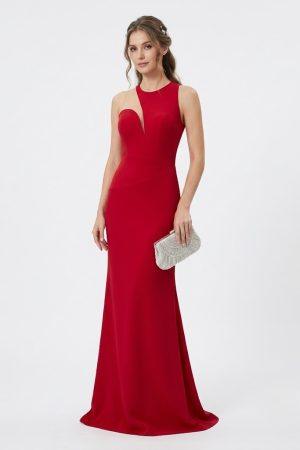 Mujer con un elegante vestido largo de fiesta rojo asimétrico de corte sirena de frente.