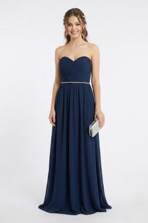 Mujer luciendo un vestido largo de fiesta azul marino con escote corazón y cinturón de pedrería