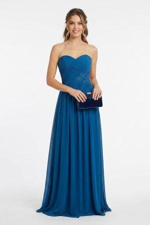 Mujer luciendo un elegante vestido largo de fiesta azul con escote palabra de honor y detalles de pedrería