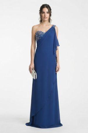 Mujer luciendo un elegante vestido largo de fiesta azul noche con cuerpo de pedrería y diseño de un solo hombro de frente.