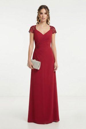Mujer luciendo un elegante vestido largo de fiesta rojo con escote en V y cuerpo drapeado