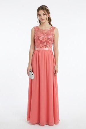 Mujer luciendo un elegante vestido largo de fiesta coral con cuerpo de lentejuelas y falda fluida