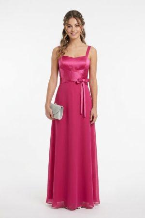 Mujer luciendo un elegante vestido largo de fiesta fucsia con escote recto y detalle de lazo en la cintura