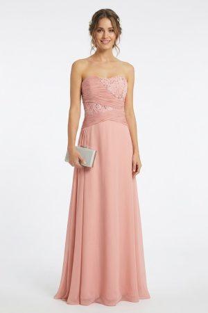 Mujer luciendo un elegante vestido largo de fiesta rosa palo con palabra de honor y cuerpo drapeado con bordados