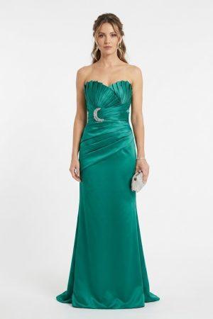 Mujer luciendo un elegante vestido largo de fiesta verde esmeralda con palabra de honor plisado y broche de pedrería