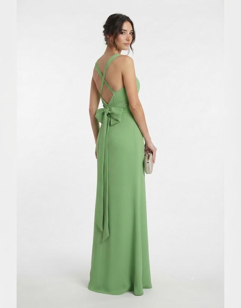 Vista completa de diseño exclusivo para mujer, ideal para eventos de noche, bodas y ocasiones especiales.