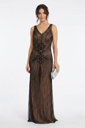 Mujer luciendo un elegante vestido largo de fiesta con abalorios geométricos y escote en V de frente.