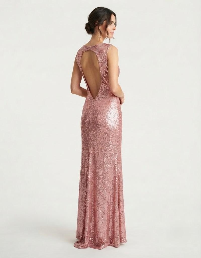 Vista trasera de un vestido largo de fiesta de lentejuelas rosas con la espalda abierta en forma de lágrima.