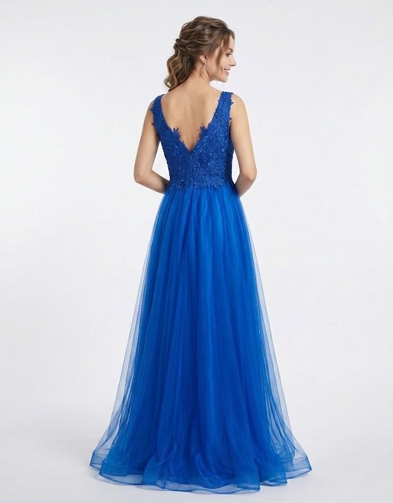 Vista trasera de un vestido largo de fiesta azul eléctrico con cuerpo de encaje y falda de tul.
