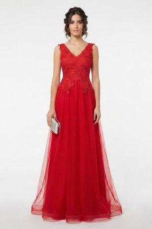 Mujer luciendo un elegante vestido largo de fiesta rojo de tul con cuerpo de encaje de frente.