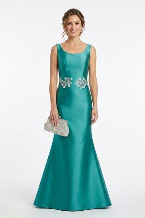 Mujer luciendo un elegante vestido largo de fiesta verde turquesa con escote redondo y detalles florales en la cintura