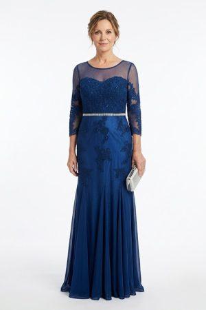 Mujer luciendo un elegante vestido largo de madrina azul marino con cuerpo de encaje y manga francesa