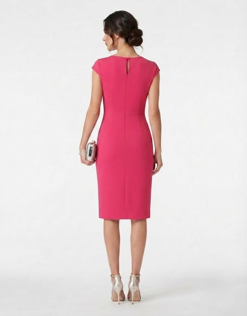 Vista posterior de un vestido midi fucsia ajustado con cierre sutil y acabado limpio.