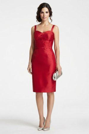Modelo posando de frente con un vestido midi rojo entallado con escote corazón y tirantes.