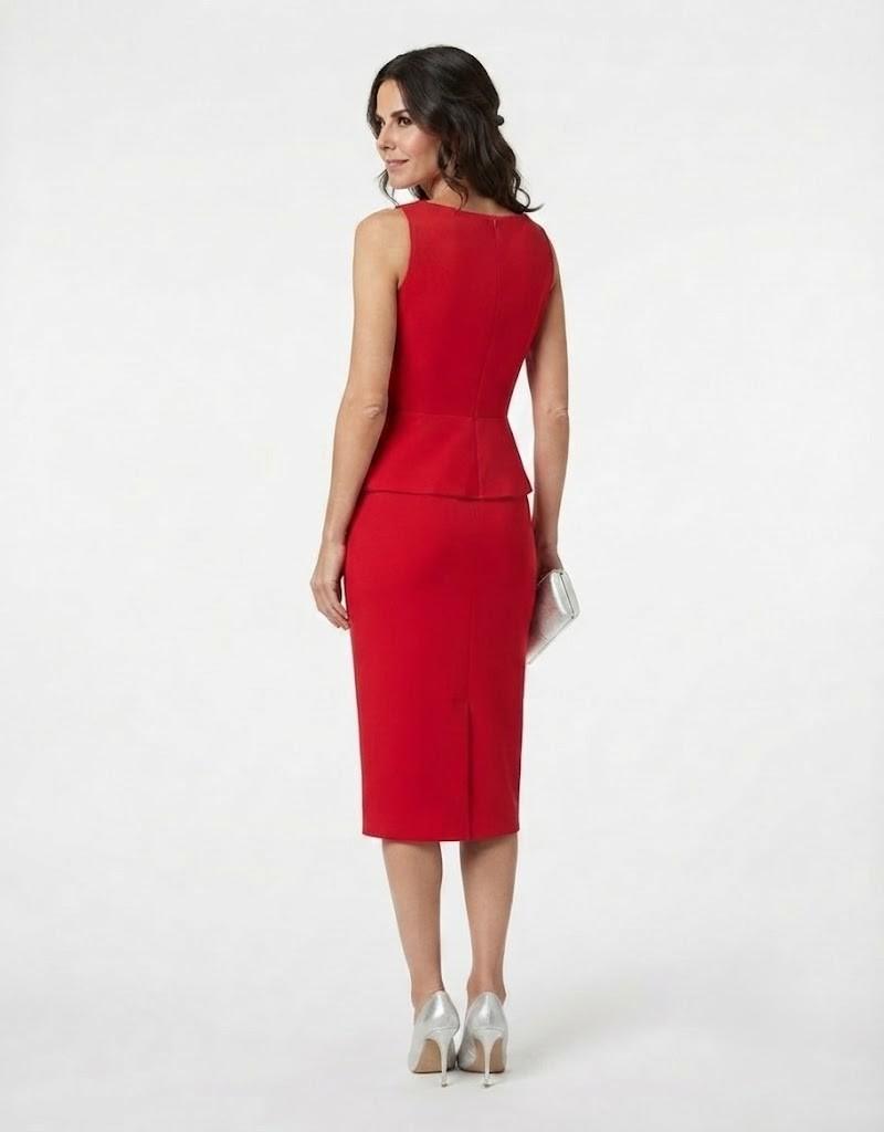 Vista posterior de un diseño midi rojo con peplum y ajuste entallado.