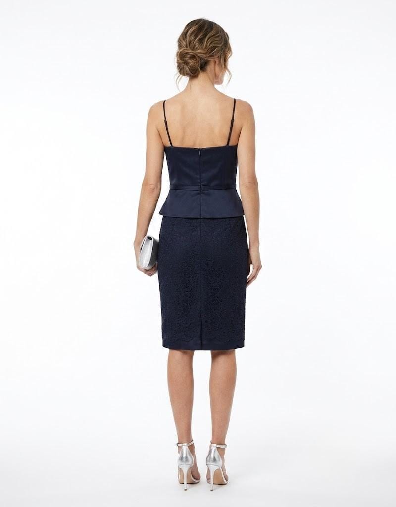 Vista trasera de vestido de cóctel azul marino con peplum
