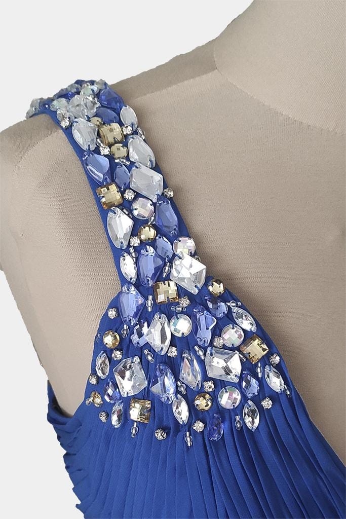 detalle de pedrería sobre el hombro del vestido