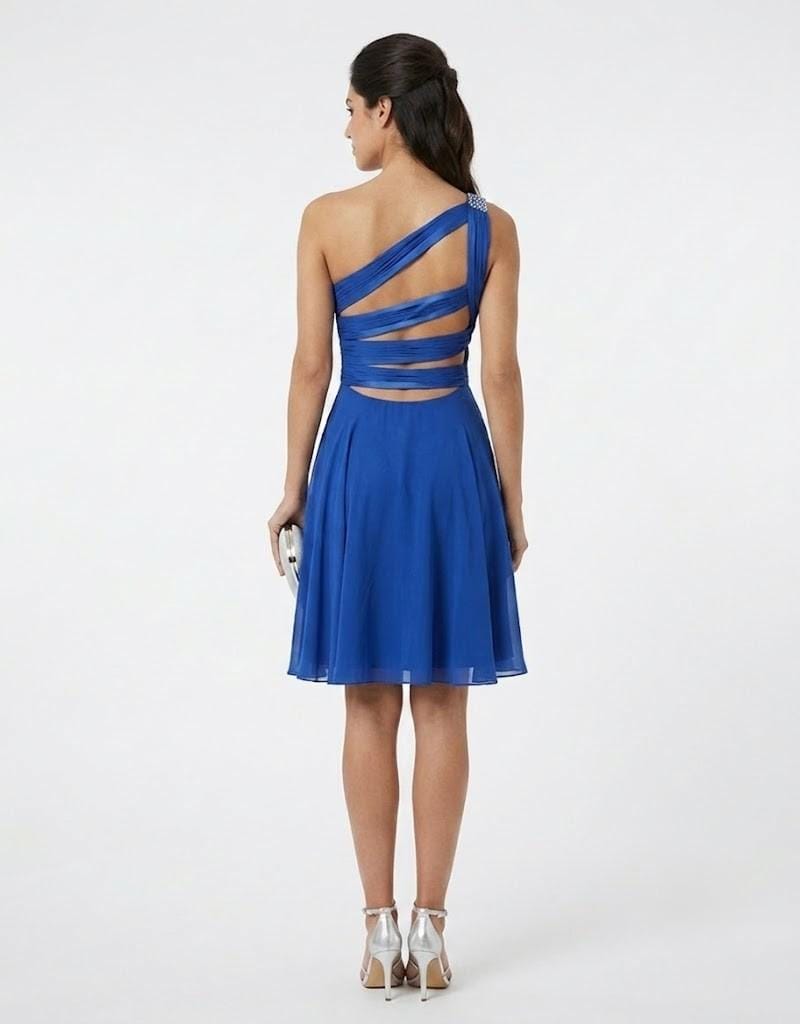 Vista trasera de vestido corto azul con espalda descubierta y diseño de tiras cruzadas.